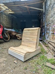 KARUHUNKAI - KURSI LANTAI KAYU