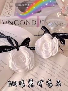 แผ่นน้ำหอมปรับอากาศ น้ําหอมติดรถยนต์ สารสกัดจากธรรมชาติ มี 5 กลิ่นให้เลือก กลิ่นหอมละมุน ไม่ฉุน กลิ่นหอมติดทนนาน