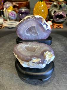 agate jubaopen with white quartz and also base原矿白皮玛瑙聚宝盆💯 透淡紫玛瑙  闪亮✨白水晶结晶 + 特制实木底座  整体高: 12cm  底座宽: 9cm x 11cm  总重: 0.75kg 玛瑙宽: 8.5cm  净重: 0.6kg