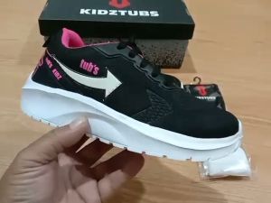 Sepatu Murah dengan Tali Perekat Velcro & Desain Nyaman untuk Anak