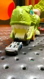 Xe Khủng Long Nuốt Ô Tô Con Siêu Thú Vị Tặng Kèm Set 6 Ô Tô Con