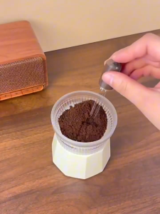 เข็มกระจายผงกาแฟพรีเมียม 6 แท่ง (6 Needles Coffee Distributor Needle) ทำจากไม้เนื้อแข็งธรรมชาติ และสแตนเลสเกรดอาหาร 304 แบบพกพาสะดวก พร้อมที่เก็บรูปแท่งลิปสติก แข็งแรงทนทาน ป้องกันการขึ้นสนิม ปลอดภัยสำหรับอาหาร