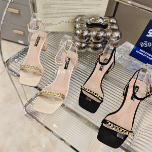 รองเท้าแตะส้นกลางแฟชั่นสำหรับผู้หญิง ฤดูร้อน 2025 รองเท้าแตะส้นเตี้ยสไตล์นางฟ้า รองเท้าส้นสูงแบบอเนกประสงค์ รองเท้าส้นเตี้ยแบบสวมสบายสำหรับวัยรุ่น