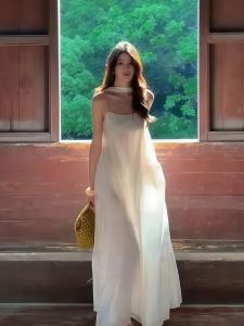 VKSOD | ชุดเดรสยาวทรงเอแขนกุดคอวีสีขาวสไตล์ฝรั่งเศสสำหรับผู้หญิงในช่วงฤดูร้อนปี 2025 ชุดเดรสยาวทรงเอหลวมๆ สไตล์วันหยุด