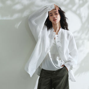 Miccbeirn | เสื้อแจ็คเก็ตผู้หญิงคอตั้งสไตล์ใหม่สีพื้นผ้าไหม 3 มิติ ลายปัก ทรงหลวม สไตล์สายธารา ฤดูร้อน 2025 เสื้อผ้าทำงาน