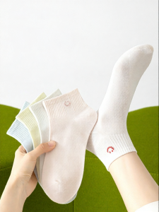Antibacterial Odor-Resistant Breathable Seamless Crew Socks