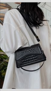 กระเป๋าสะพายไหล่ย้อนยุคลายจระเข้ผู้หญิงปี 2024 ฤดูร้อนแฟชั่นใหม่ออกแบบเฉพาะกลุ่มแฟชั่นระดับไฮเอนด์  กระเป๋าสี่เหลี่ยมขนาดเล็ก