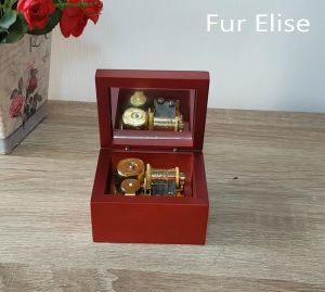 กล่องดนตรีไขลาน Sankyo ในกล่องทรงลูกเต๋า ขนาด 6 ซม