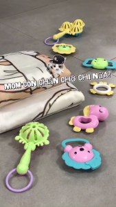 Bộ lục lạc kèm banh nhựa dẻo gặm nướu 8 chi tiết cho bé