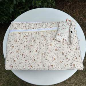 กระเป๋าใส่โน๊ตบุ๊ค16นิ้ว เสริมใยนุ่มนิ่ม ลายดอกไม้+ใบเล็ก💻🌼