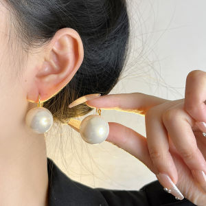 ต่างหูไข่มุกสไตล์ย้อนยุคหรูหราสำหรับผู้หญิง ต่างหูแบบห่วง ดีไซน์เก๋ไก๋ไม่ซ้ำใคร เครื่องประดับแฟชั่นสไตล์เย้ายวนใจ