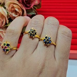 ทองฝังพลอยดอกไม้ ตัวเรือนสีทอง นพเก้า ไพลิน นิล ทำจากทองเหลือง ชุบทอง เรียบหรู สีเหลือง ใส่ได้ทุกโอกาส พร้อมส่ง