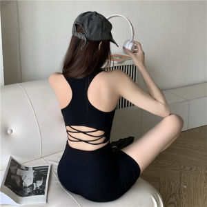 ชุดกีฬาสีดำหรูหราสำหรับผู้หญิงในฤดูร้อนพร้อมแผ่นเสริมหน้าอก เสื้อกั๊กแขนกุดเข้ารูป กางเกงขาสั้นลำลอง ชุดสองชิ้น