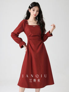 ชุดเดรสสีแดงคอเหลี่ยมสไตล์ฝรั่งเศส ชุดแต่งงาน ชุดราตรี ชุดเดรสยาวปานกลาง กระโปรงทรงเอ แขนยาว ชุดเดรสสีพื้น