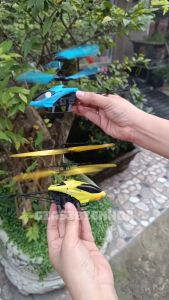 Đồ Chơi Máy Bay Trực Thăng Cảm Ứng Bằng Tay