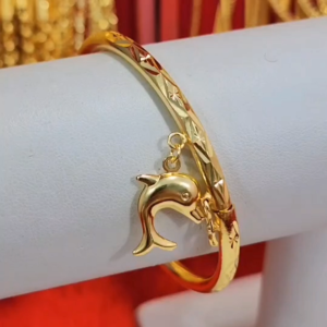 กำไลข้อมือทองชุบ น้ำหนัก 2 สลึง เส้นผ่านศูนย์กลาง 5.5 ซม. กำไลหลอดตัดลายห้อยจี้ปลาโลมา รับประกัน 1 ปี ทองชุบ เสริมบารมี
