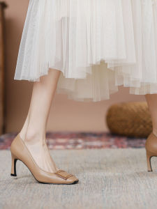 สีกากี รองเท้าส้นสูงบล็อกสี ฤดูใบไม้ผลิ ฤดูร้อน สไตล์ใหม่ ผู้หญิง รองเท้าแฟชั่นหัวเหลี่ยมหัวเข็มขัดโลหะรองเท้าส้นสูงสบายพื้นยาง