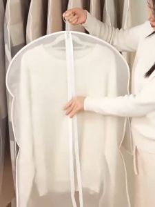 ถุงคลุมเสื้อสูทแบบซิป วัสดุป้องกันฝุ่นและความชื้น เหมาะสำหรับจัดระเบียบตู้เสื้อผ้า HE0080-83