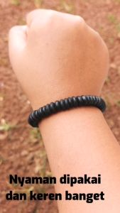 Gelang Pria Batok Kelapa Natural: Aksesoris Batik Indonesia