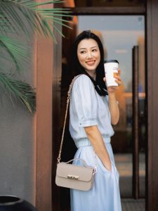 กระเป๋าสตางค์ทรงสี่เหลี่ยมเล็กแบบสะพายข้างสไตล์ย้อนยุค ทำจากหนังวัวชั้นบน หัวเข็มขัดโซ่ กระเป๋าสะพายข้างแบบมีซิป กระเป๋าหนังแท้ กระเป๋าสะพายประจำวัน