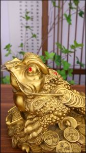 金蟾 招财三脚蟾 送五帝钱 FENG SHUI 风水開光招财 三足金蝉 招财摆件 三足金蝉 元宝 蟾蜍 神台 五帝钱 風水擺件 摆件 新年 婚礼 拜神 Copper Home Decor