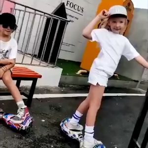 สกู๊ตเตอร์ไฟฟ้า 10นิ้ว รถยืนไฟฟ้า 2 ล้อ hoverboard LED และลำโพงบลูทูธ