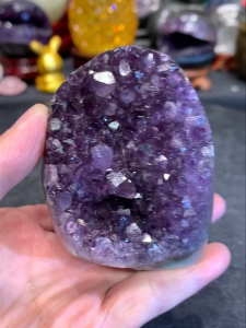 cute small decoration amethyst cluster in high quality polished with rare green agate phantom🇧🇷巴西高品💯天然原矿紫晶镇  边部半抛光 清晰可见绿幽幽的幽灵体👍 紫度美✅ 原矿玄武岩  Height高: 7cm  width宽: 6cm x 5.5cm  weight重: 305g  📍Johor Bahru 区可自行取货或邮寄服务