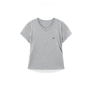 เสื้อยืดแขนสั้นทรงเข้ารูปคอวี ทรงปกติ ระบายอากาศได้ดี ใส่สบาย ฤดูร้อน 2025 ผ้าผสมโพลีเอสเตอร์