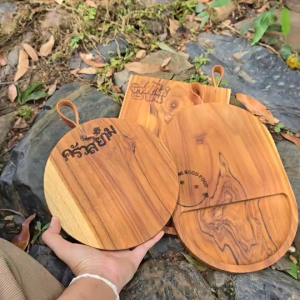 เขียงมีหลุม เขียงไม้ เขียง ไม้สักแท้ พร้อมสายหนังวัวแท้ มีสายแขวน ใช้ได้ทั้ง 2 ด้าน มีหลุมไว้เก็บจากการหั่น ใช้งานง่าย สะดวก สบาย