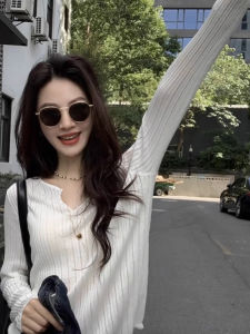 chaqi | V-Neck Long-Sleeved Lightweight Knit Sweater