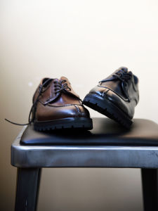 YUCOOGU รองเท้าลำลองหนังวัวชั้นบนพื้นหนาสำหรับใส่ไปทำงาน ทรงหัวแหลม พื้นยาง รองเท้าผู้ชาย สไตล์ญี่ปุ่น ฤดูใบไม้ผลิและฤดูใบไม้ร่วง