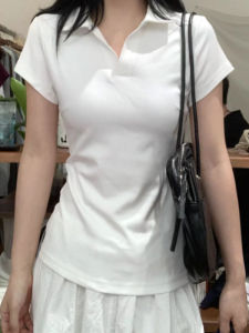 YUEZHONGWEI | เสื้อยืดคอกลมแขนสั้นสไตล์อเมริกันย้อนยุคสำหรับผู้หญิงในช่วงฤดูร้อน ทรงเข้ารูป ทรงสั้น เสื้อผ้าทำงานสไตล์เกาหลี