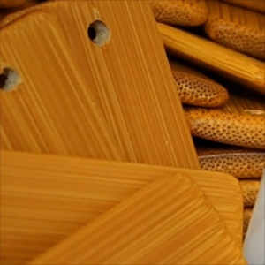 พวงกุญแจไม้ไผ่สลักชื่อ "ต"