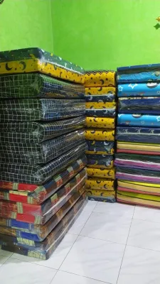 Kasur busa berkualitas super awet ukuran 180x140x10cm muat 3 orang motif geometris.