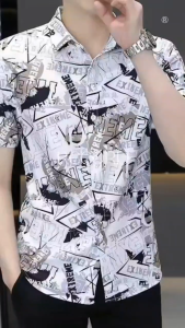 TOP clothingเสื้อเชิ้ตแขนสั้นผู้ชาย เสื้อเชิ้ตผู้ชาย สไตล์เกาหลี แนวสตรีท ลายอักษร เสื้อเชิ้ตลำลองชาย