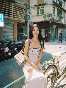 YOZO STUDIO French Vintage Wood Grain Edge สายคล้อง เดรส ผู้หญิง พรางหุ่น ดีไซน์ ยาว เดรส เรียบหรู สไตล์การเดินทางเหมาะสําหรับ