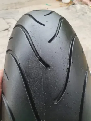 Vỏ sau Lốp 140/70-17 .dành cho các loại xe máy. exciter. winner. cbr. r15 r15 .ninja.... và các loại xe khác . hàng chính hảng củ lướt tháo xe. còn rất đẹp..có vá trong bao chạy thoải mái. bám đường cực tốt..