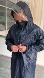 เสื้อกันฝนสีพื้นสําหรับผู้ชายและผู้หญิง(Rain Coat) อย่างดี ชุดกันฝนแบบดี ชุดกันฝนอย่างหนา ชุดกันฝนแบบชิ้นเดียว ชุดกันฝนๆ เหมาะกับทุกวัยๆ