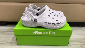 Dép sục crocs baya classic clog chuẩn xịn chống hôi chân nhựa tế bào êm mềm đúc liền khối siêu bền đi mưa lội nước đi biển Crocs baya classic clog cho cả nam và nữ màu ghi