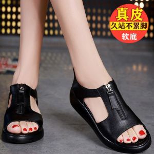 รองเท้าแตะหนังแท้พื้นแบนสำหรับผู้หญิง ฤดูร้อน 2023 รองเท้าแตะแบบสวมลำลอง พื้นนุ่ม กันลื่น รองเท้าส้นกลาง รองเท้าแตะพื้นหนา