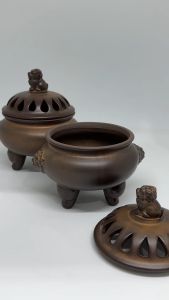 Tempat Bakar Dupa / Hio Bahan Keramik Kaki Tiga Motif Singa