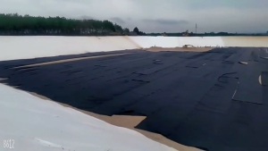 แผ่นปูบ่อสีดำ ความหนา 300/500 ไมครอน แผ่นปูบ่อยาง แผ่นปูบ่อ ปูบ่อปลา สระว่ายน้ำ โรงเรือนพลาสติก โรงเรือนสระว่ายน้ำ สระว่ายน้ำ HDPE