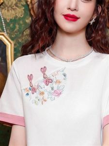 เสื้อยืดแขนสั้นปักลายสไตล์จีนใหม่ เสื้อผ้าทำงานฤดูร้อนสำหรับผู้หญิง เสื้อเชิ้ตคอตตอนสุดเก๋ไก๋ เสื้อผ้าทำงานสไตล์จีน