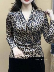 เสื้อเชิ้ตคอวีผ้าไหมปลอมสไตล์ฤดูใบไม้ร่วงปี 2024 สำหรับผู้หญิง เสื้อเชิ้ตทรงเข้ารูป แขนสั้น ปกติ ลายทาง แฟชั่น