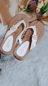 Womens Fashionable Flip-Flops Korean Style Trendy New Open-Toe Flat Sandals Rhinestone Buckle Rubber Non-Slip Sole for Outdoor & Home Wear