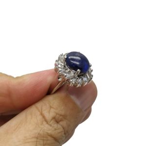 - แหวน เงินแท้ 92.5% งานส่งออก ฝังพลอยไพลินแท้ เจียหลังเบี้ยเม็ดใหญ่ หนัก 10 กะรัต เนื้อแก้ว มีเหลือบสตาร์ ขนาด 9.5×11.5 มิล 1 เม็ด และฝังล้อมด้วย เพชรสวิส cz ทรงคางหมู เกรด 5A จำนวน 16 เม็ด หน้าแหวนกว้าง 1.75 ซม. หนัก 8.2 กรัม ดีไซน์สวย แข็งแรง เคลือบทอ