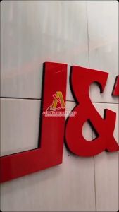 Logo J&T Express Akrilik & Spon: Aksesori Ekspedisi J&T Murah