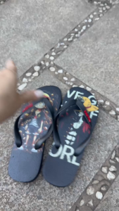 Dép Sandal Xỏ Ngón Nam Họa Tiết Công Chúa Cao Su Thái Cao Cấp Đế Nhựa An Toàn Thiết Kế Thanh Lịch