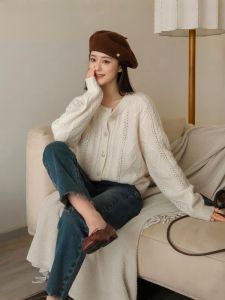 เสื้อคาร์ดิแกนถักคอตั้งแบบสวมหัวแขนยาวทรงหลวมสไตล์ลำลองสำหรับผู้หญิง ผ้าขนสัตว์ผสมหนา สีขาวอ่อน สไตล์คลาสสิก