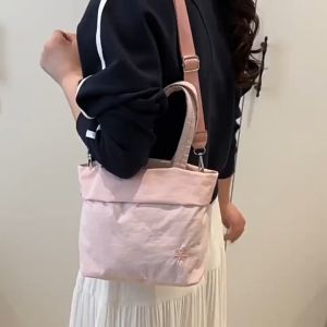 MOUSSON  กระเป๋าแฟชั่นยอดนิยมกระเป๋าโท้ทสำหรับผู้หญิงกระเป๋าใบเล็กแบบพกพาแบบเรียบง่ายกระเป๋าสะพายไหล่สะพายข้างแบบพกพาเฉพาะกลุ่ม